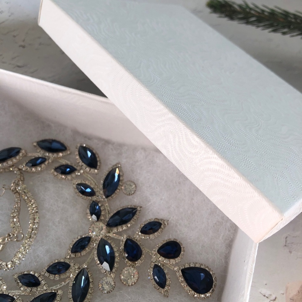 White swirl jewelry/gift Box/Display, one box